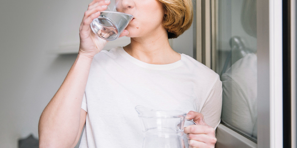 Beber 'mucha' agua es bueno contra diversas afecciones, desde la obesidad hasta la migraña